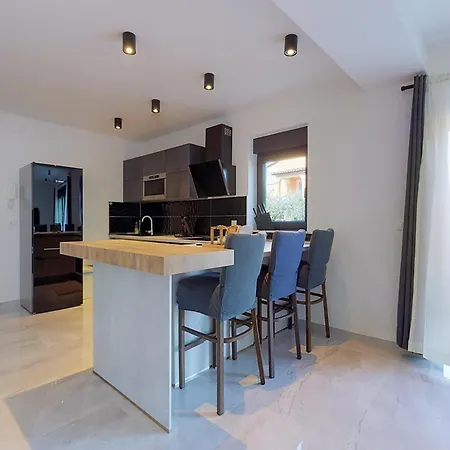 2 Bedroom Lovely In